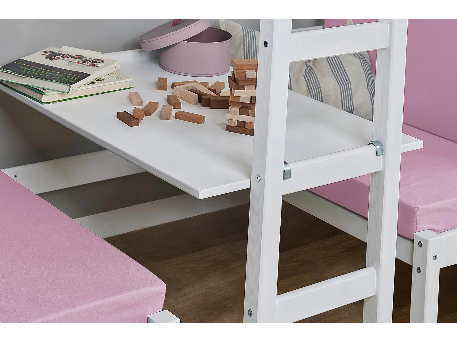 BasicJumbo Lit mezzanine avec canapé rose, bureau et sommiers à lattes inclus.