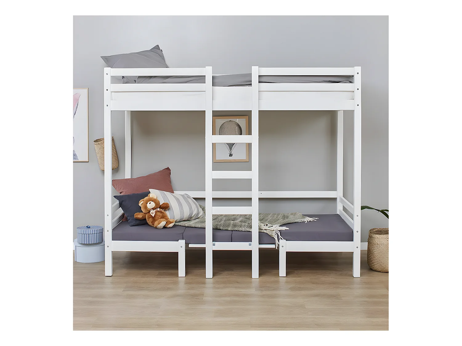 BasicJumbo hoogslaper met grijze bank, bureau en incl. lattenbodems.