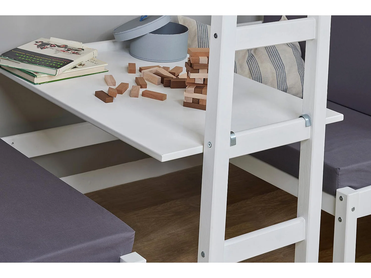 BasicJumbo hoogslaper met grijze bank, bureau en incl. lattenbodems.