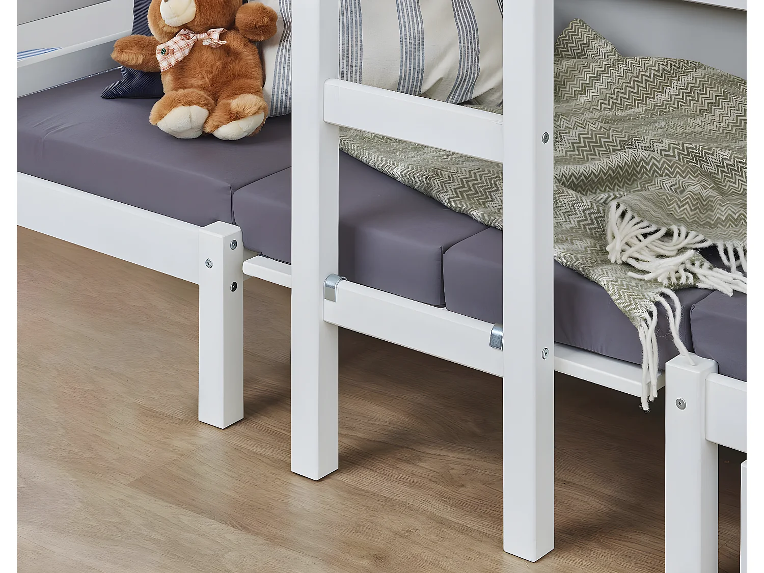 BasicJumbo hoogslaper met grijze bank, bureau en incl. lattenbodems.