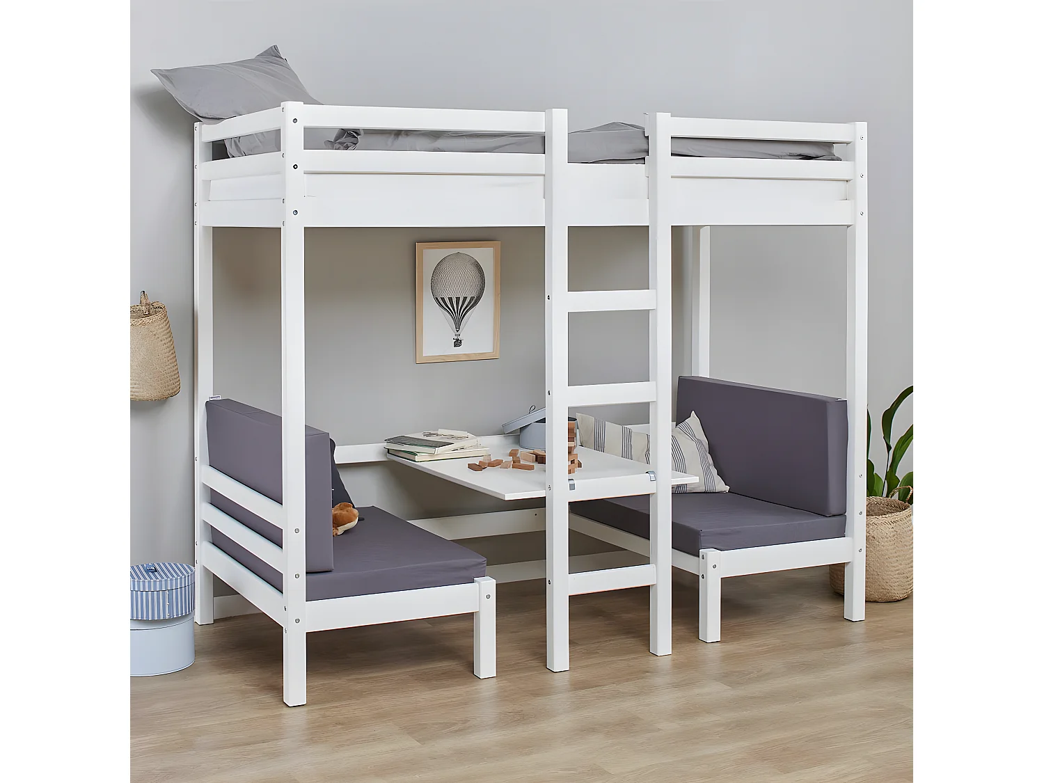 BasicJumbo hoogslaper met grijze bank, bureau en incl. lattenbodems.