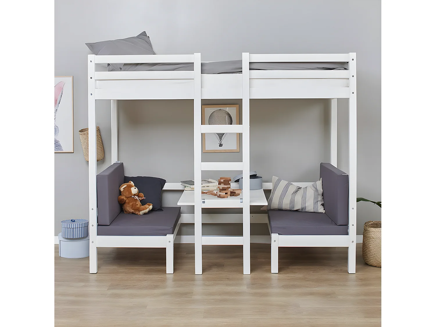 BasicJumbo hoogslaper met grijze bank, bureau en incl. lattenbodems.