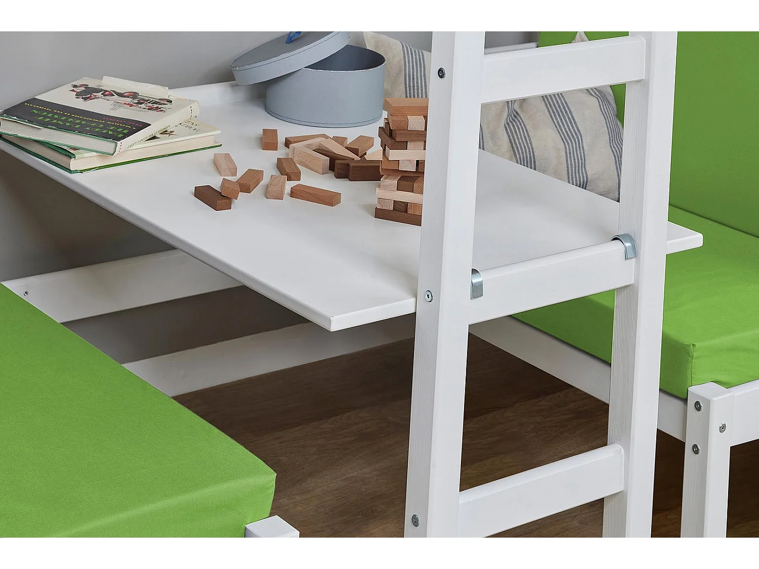 BasicJumbo Lit mezzanine avec canapé lime, bureau et sommiers à lattes inclus.