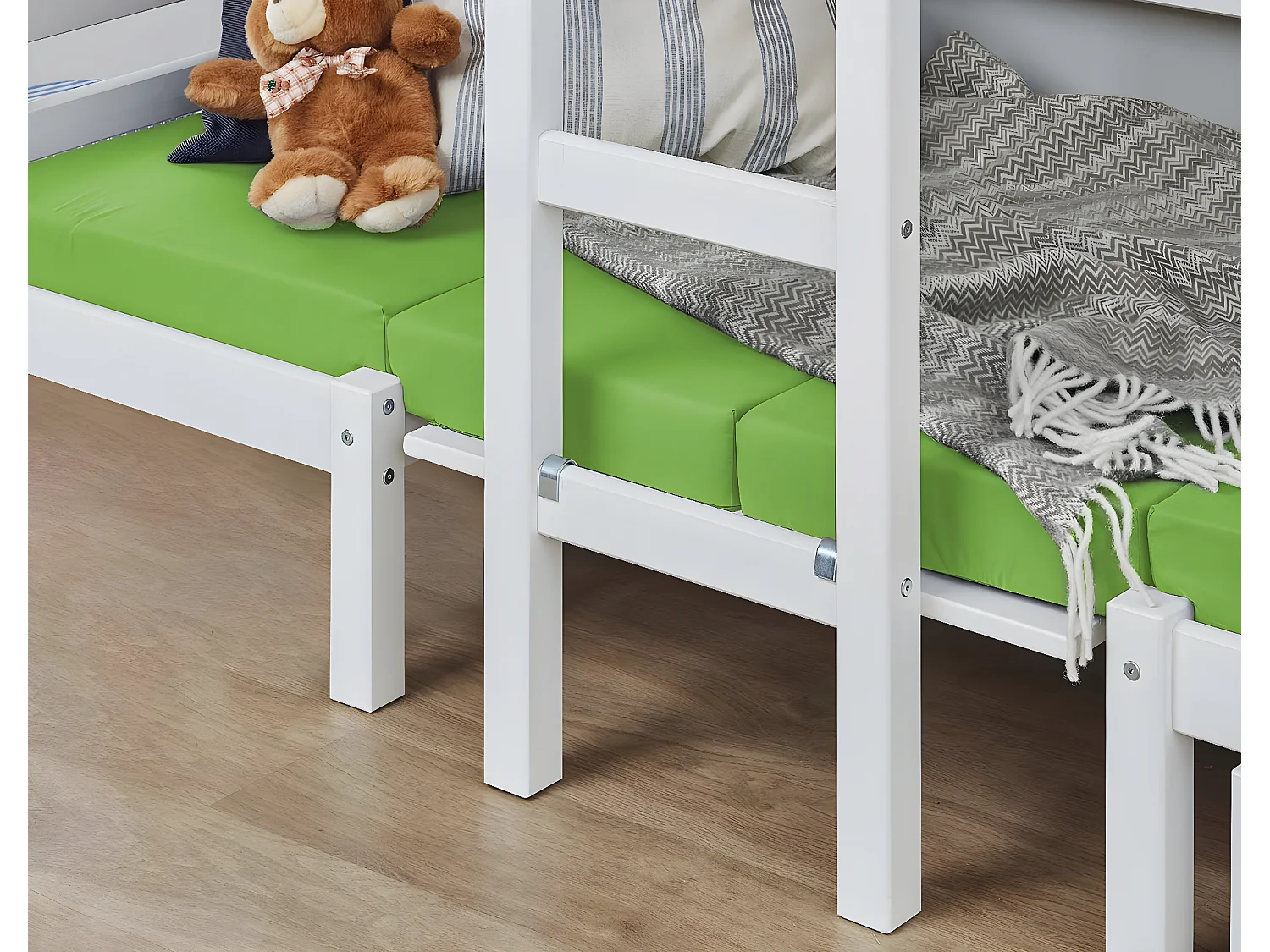 BasicJumbo Lit mezzanine avec canapé lime, bureau et sommiers à lattes inclus.