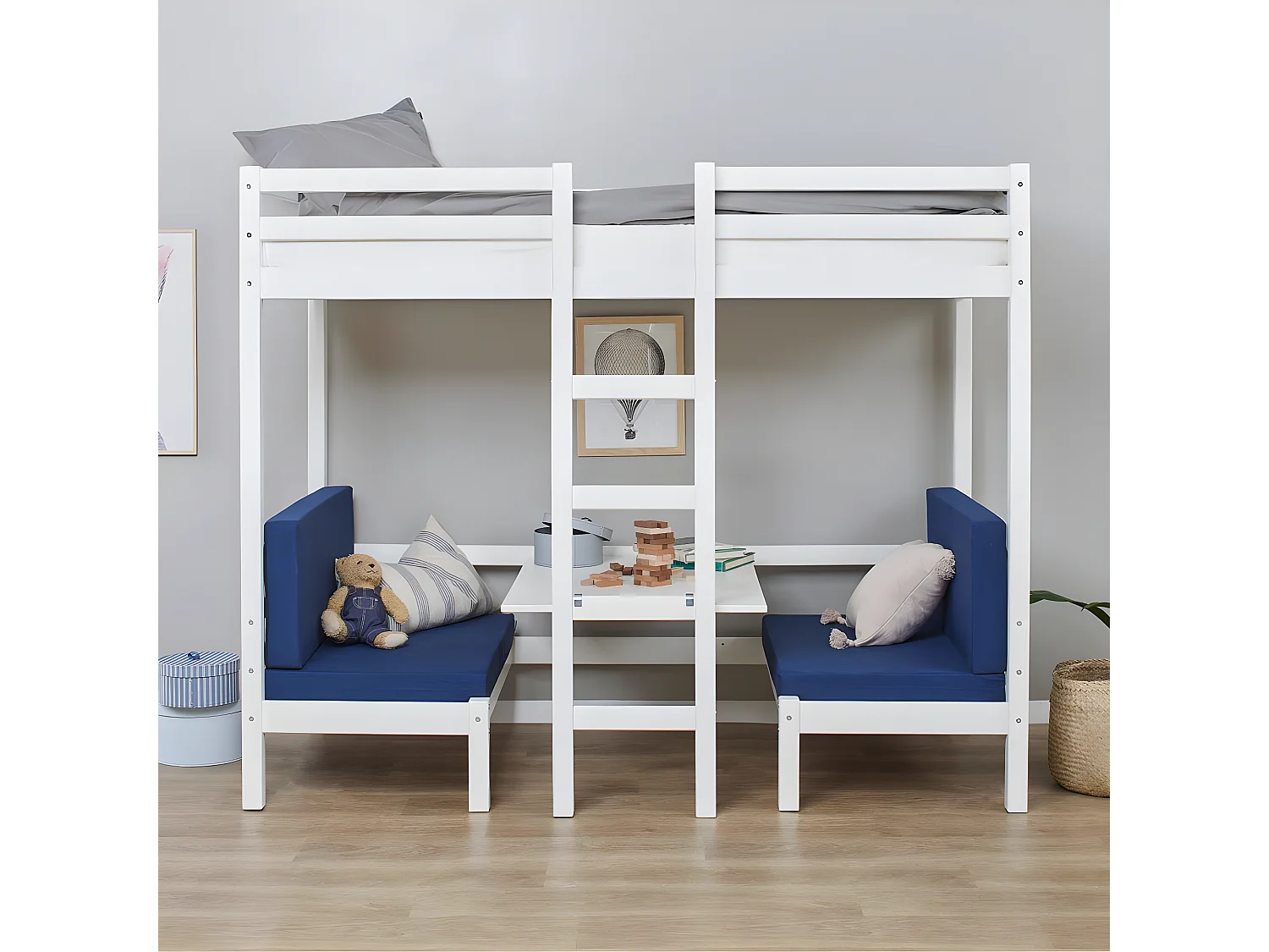 BasicJumbo Lit mezzanine avec canapé bleu, bureau et sommiers à lattes inclus.