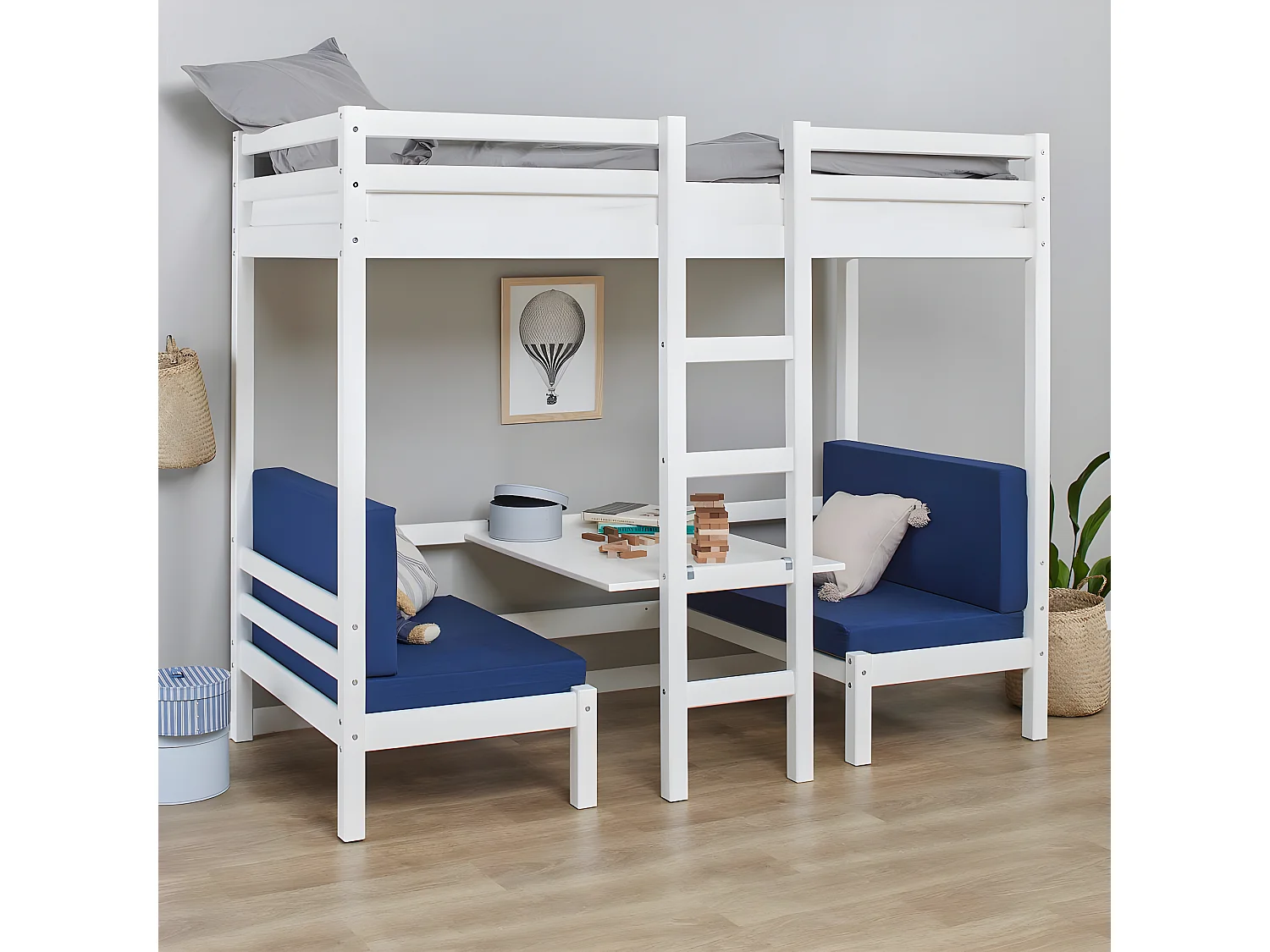 BasicJumbo Lit mezzanine avec canapé bleu, bureau et sommiers à lattes inclus.