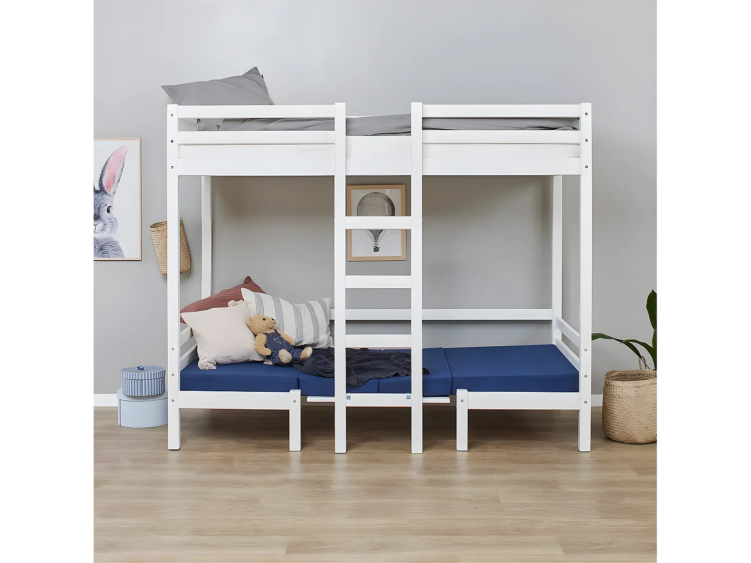 BasicJumbo Lit mezzanine avec canapé bleu, bureau et sommiers à lattes inclus.