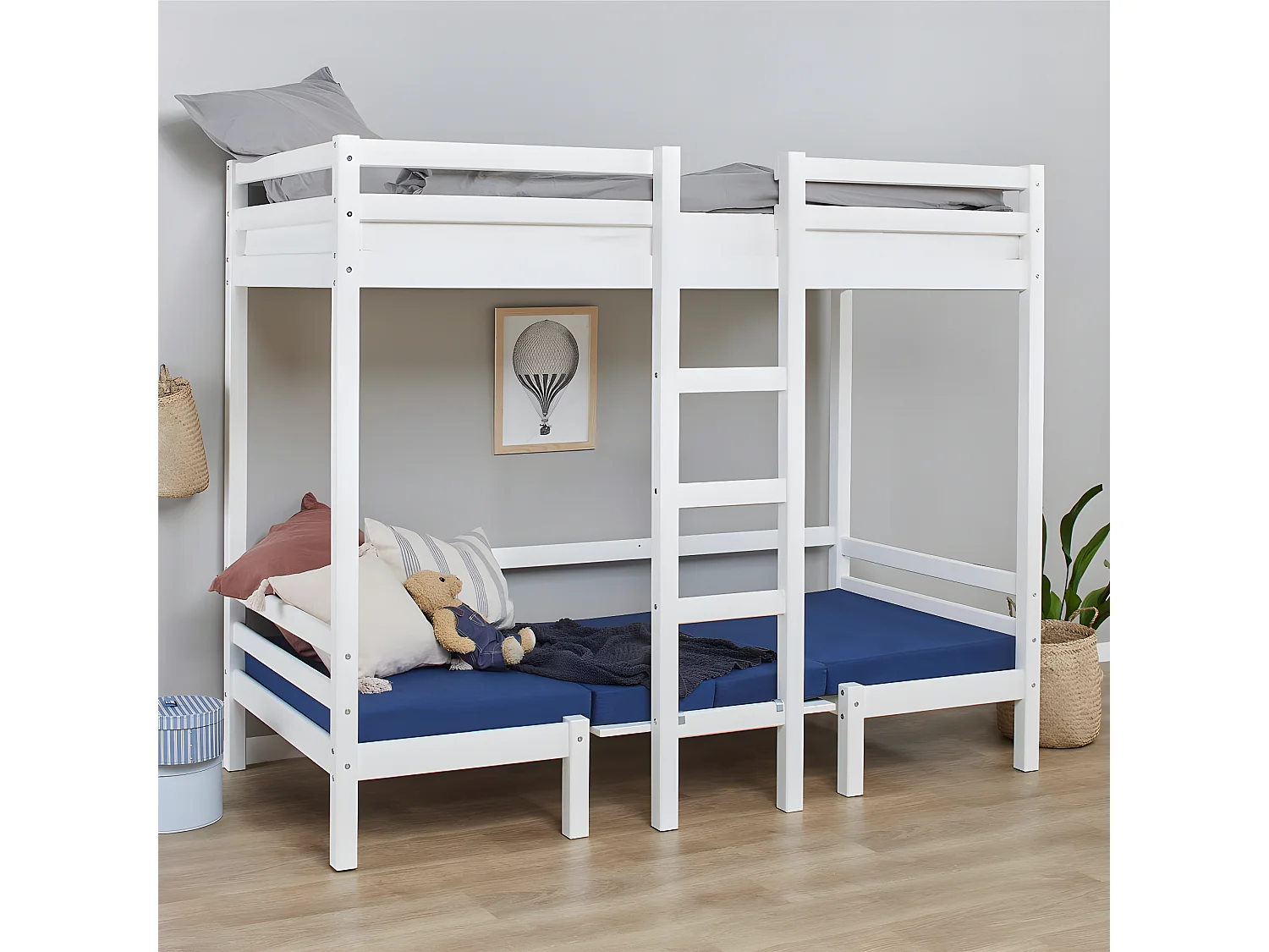 BasicJumbo Lit mezzanine avec canapé bleu, bureau et sommiers à lattes inclus.