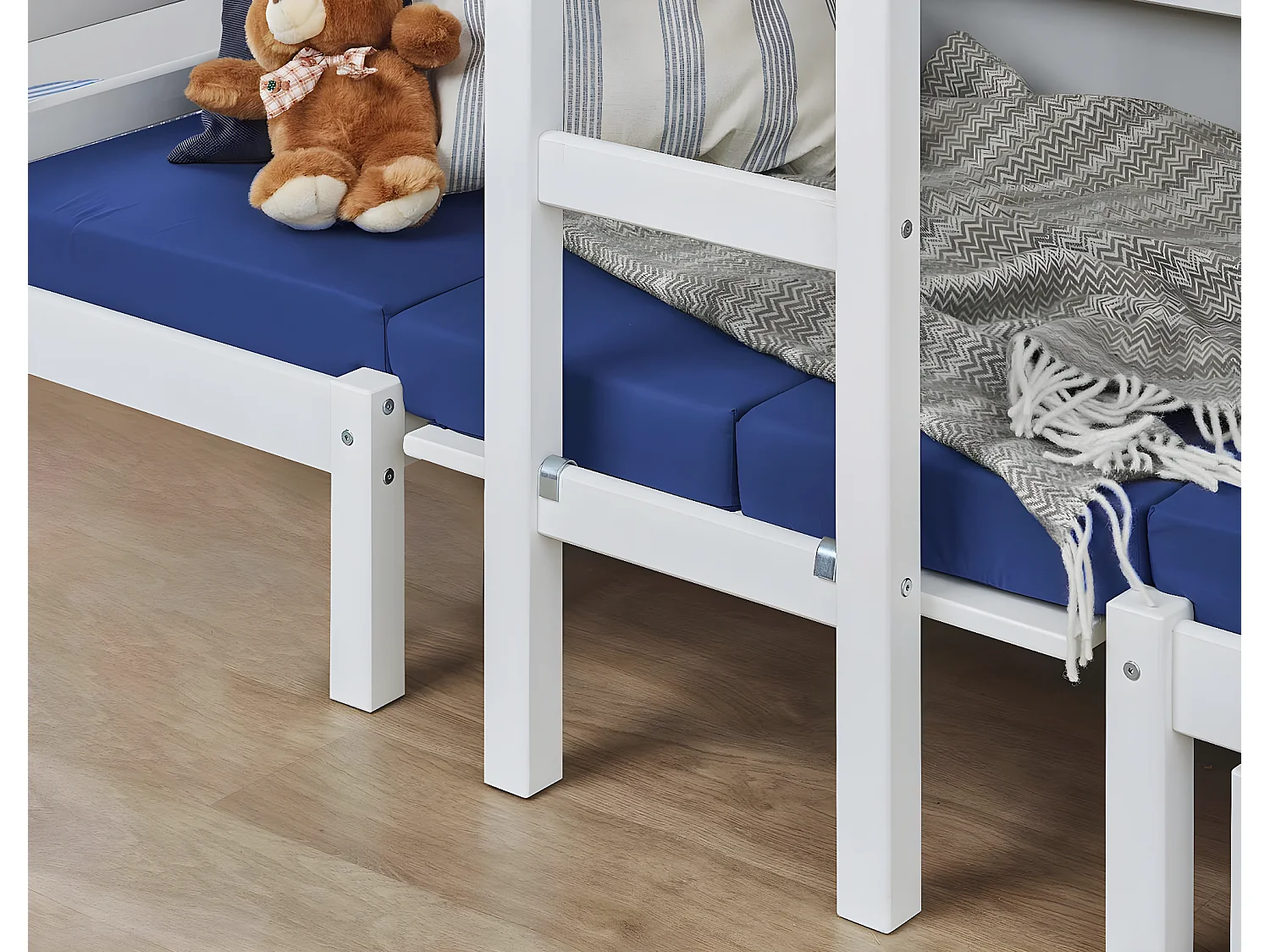 BasicJumbo Lit mezzanine avec canapé bleu, bureau et sommiers à lattes inclus.