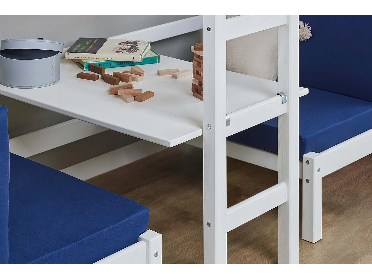 BasicJumbo Lit mezzanine avec canapé bleu, bureau et sommiers à lattes inclus.