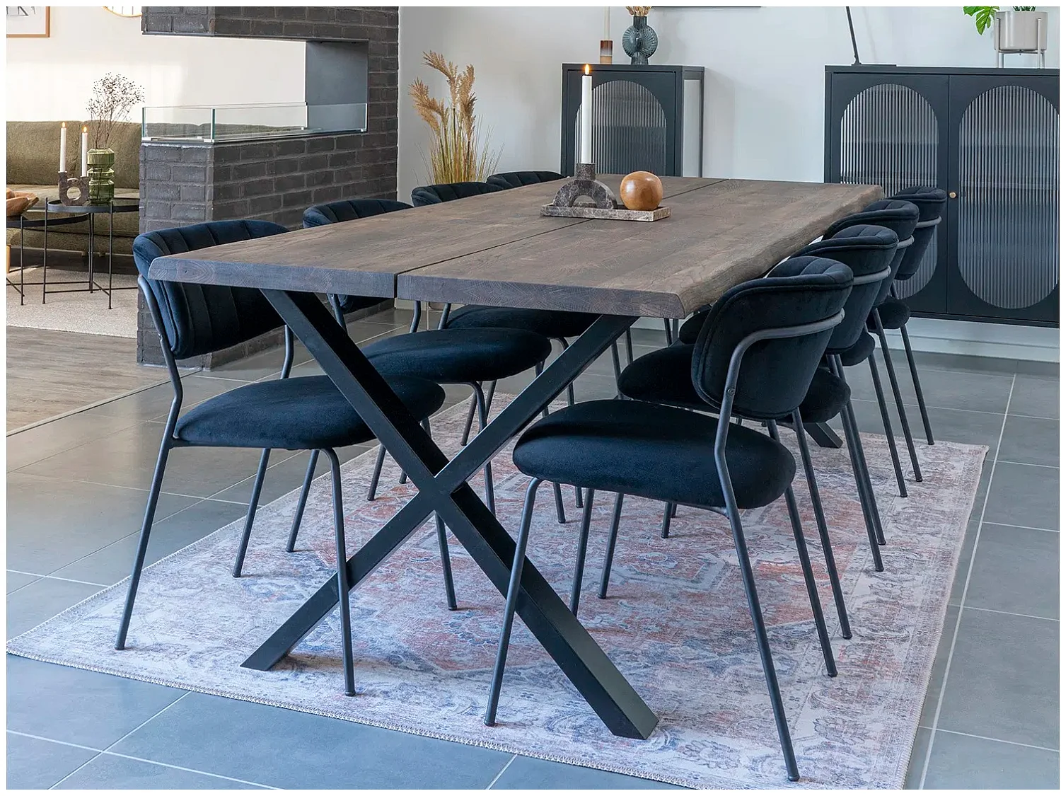 Table à manger industrielle TOULON – Chêne massif & acier noir, design avec bord ondulé-Marron-Largeur 240 cm