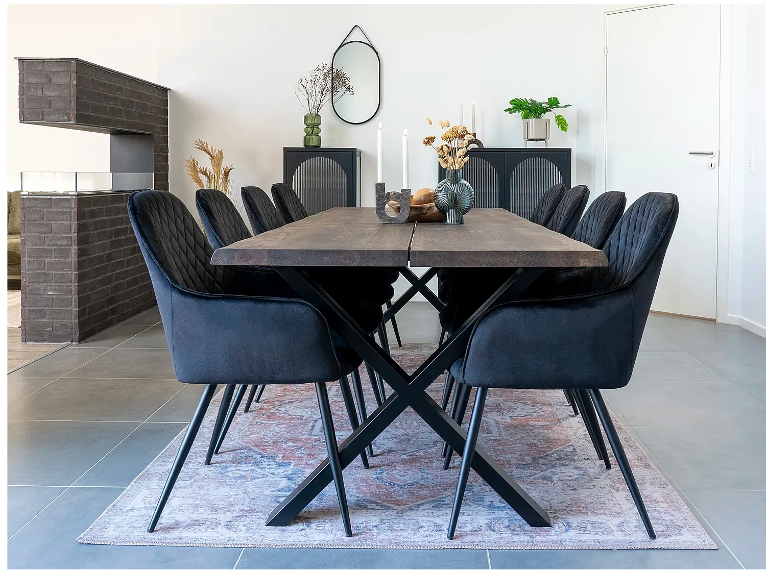 Table à manger industrielle TOULON – Chêne massif & acier noir, design avec bord ondulé-Marron-Largeur 240 cm