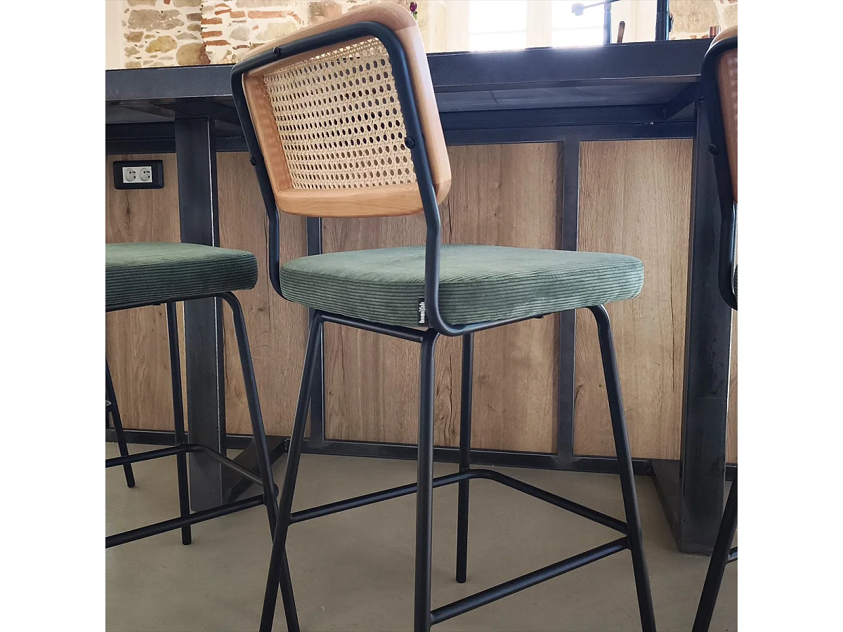 Lot de 2 chaises de bar en cannage et velours côtelé vert, piètement noir - Muse