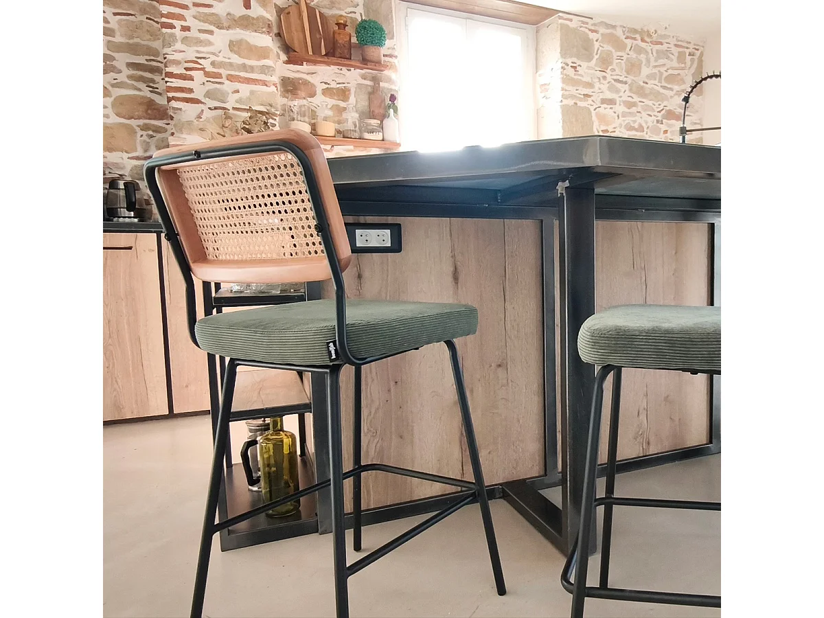 Lot de 2 chaises de bar en cannage et velours côtelé vert, piètement noir - Muse