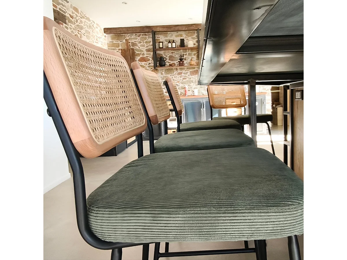 Lot de 2 chaises de bar en cannage et velours côtelé vert, piètement noir - Muse