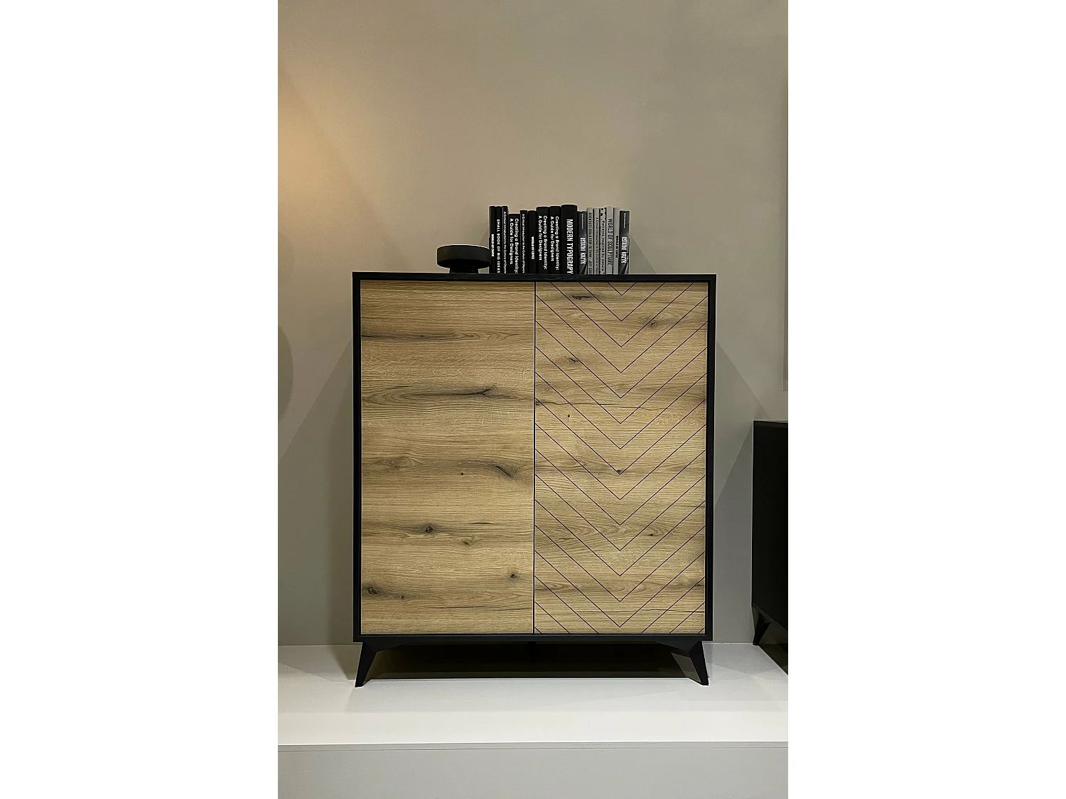 Commode haute à deux portes - 104 cm - noir/chêne Evoke motif à chevrons - BOULIA