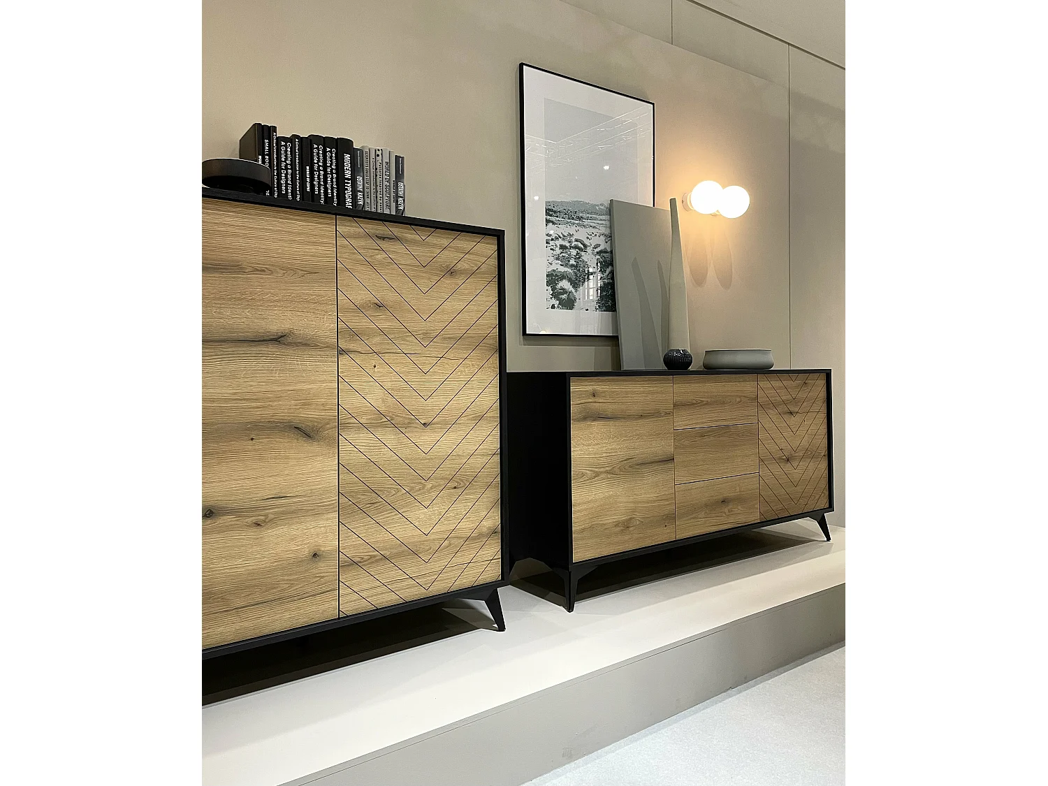 Commode haute à deux portes - 104 cm - noir/chêne Evoke motif à chevrons - BOULIA