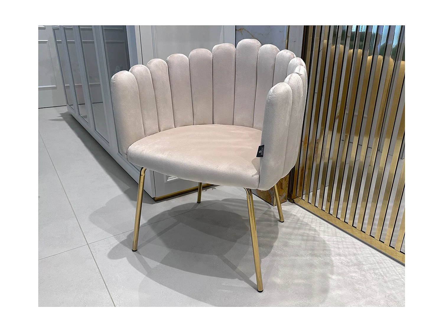 Poltrona conchiglia in velluto beige poltroncina vintage mod. Perla