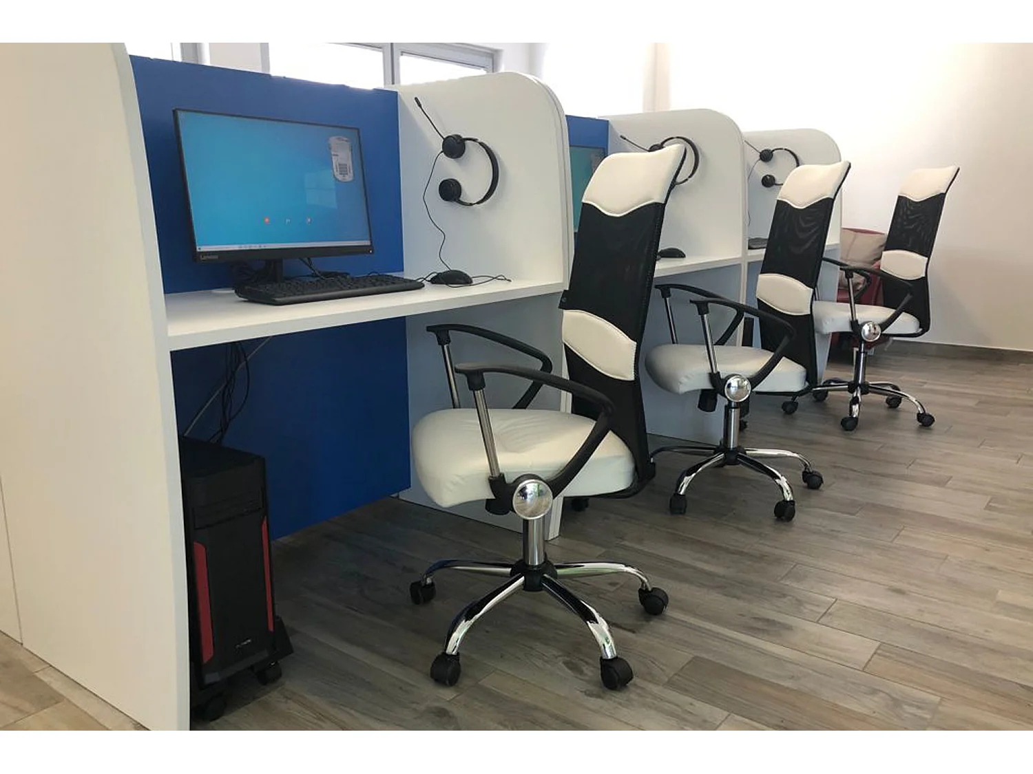 Sedia da ufficio direzionale in tessuto traforato e ecopelle bianca mod. SIENA