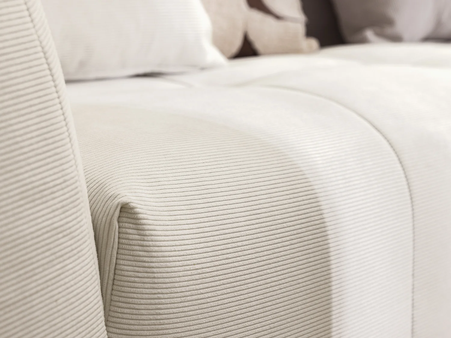 Grote hoekbank met hoek rechts van beige ribfluweel met fijne ribbels NAEMIA van Maison Céphy