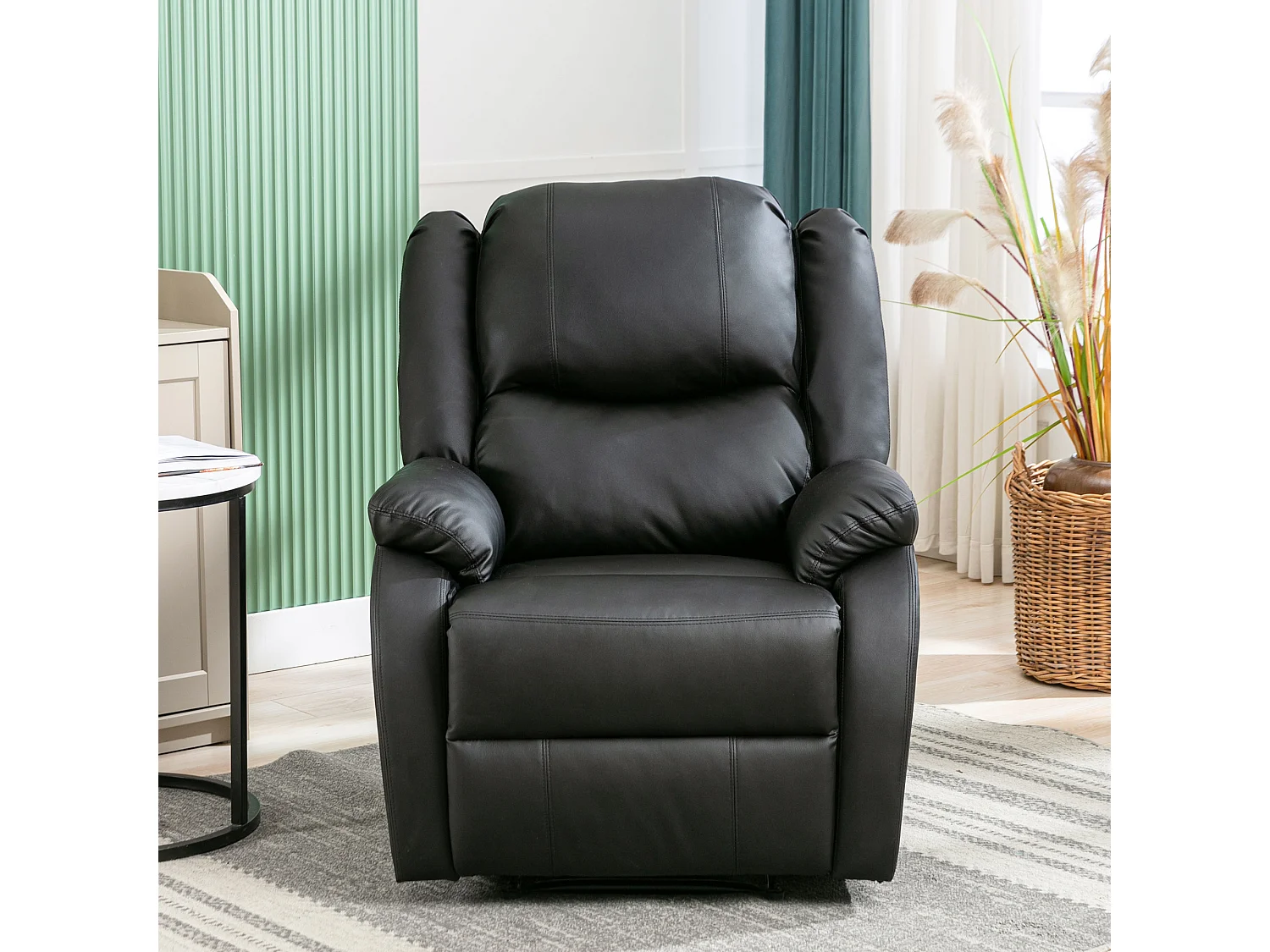 Relaxfauteuil met handverstelbare voetensteun in zwarte kunstlederen bekleding