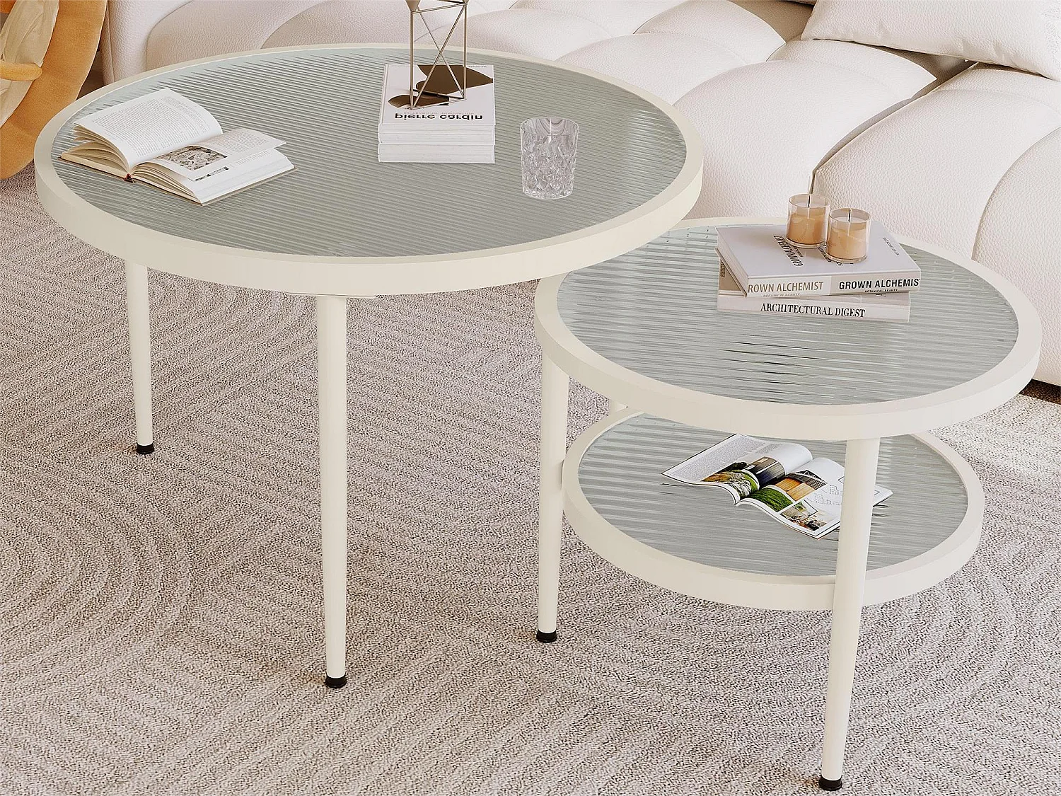 Set van 2 in elkaar passende salontafels, ronde bijzettafels, glazen blad, metalen poten, crèmewit