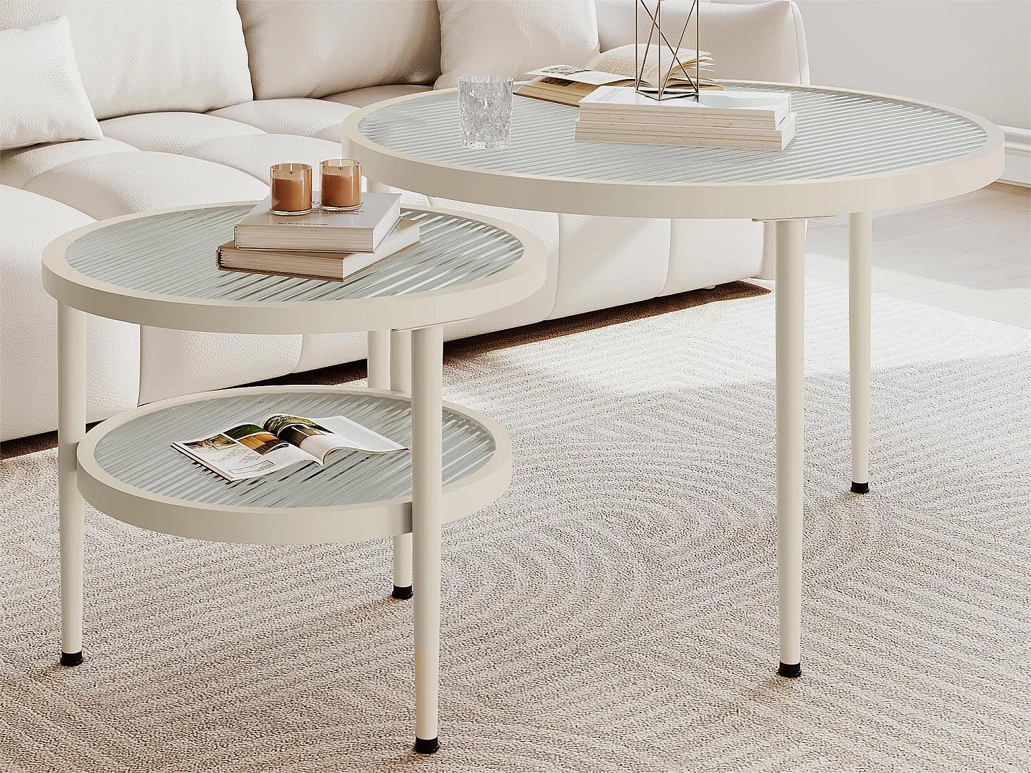 Set van 2 in elkaar passende salontafels, ronde bijzettafels, glazen blad, metalen poten, crèmewit