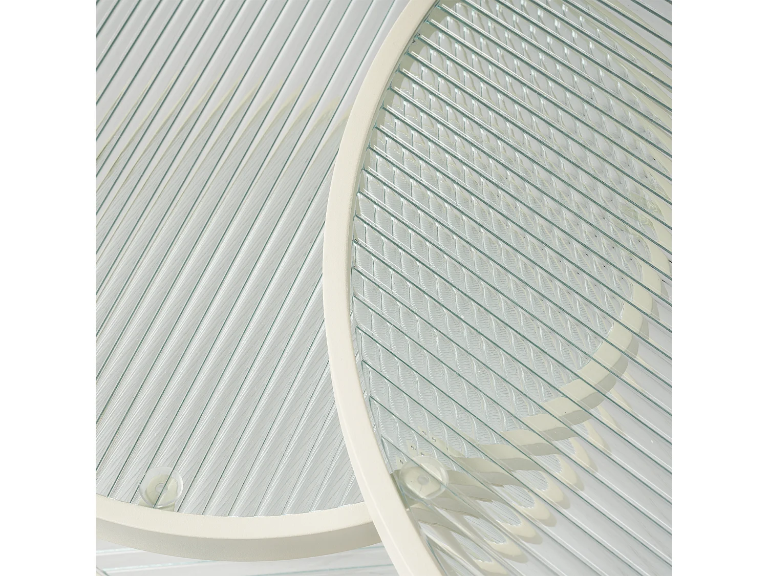 Set van 2 in elkaar passende salontafels, ronde bijzettafels, glazen blad, metalen poten, crèmewit