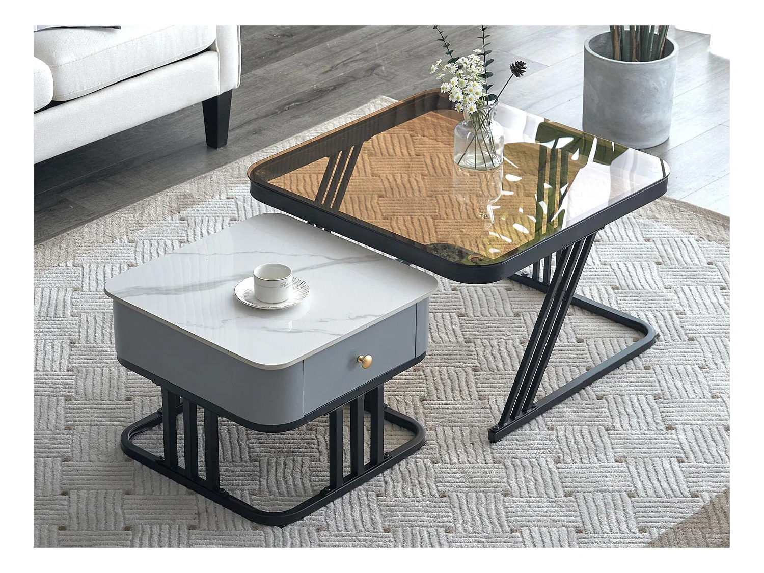 Lot de 2 tables basses gigognes - plateaux verre et motif marbre - blanc et marron