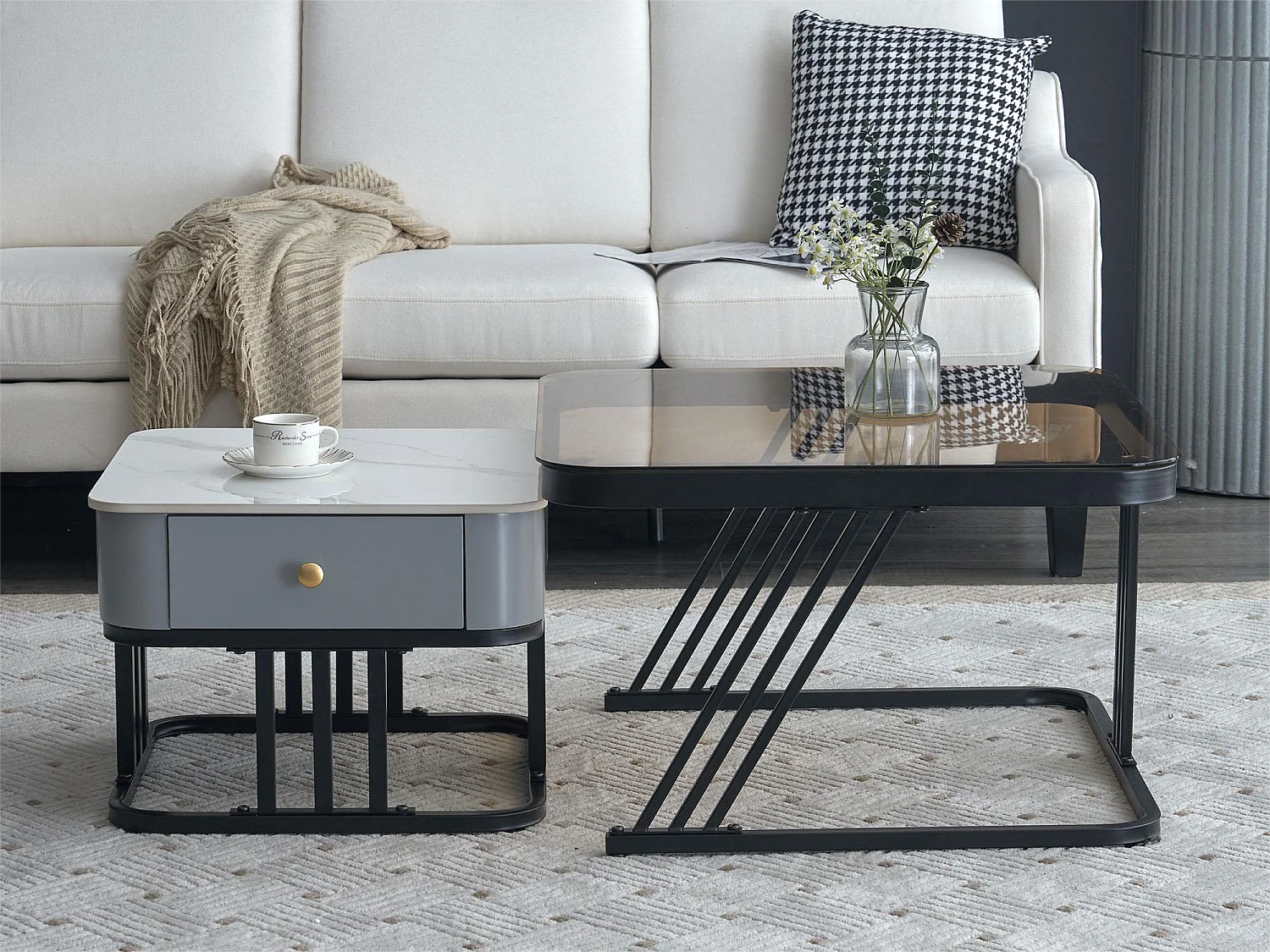 Lot de 2 tables basses gigognes - plateaux verre et motif marbre - blanc et marron