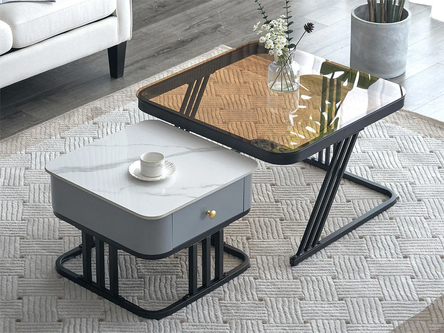 Lot de 2 tables basses gigognes - plateaux verre et motif marbre - blanc et marron