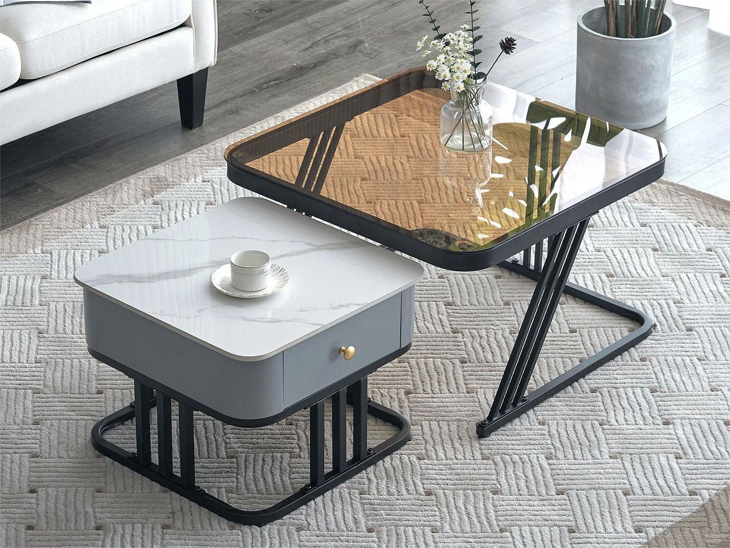 Lot de 2 tables basses gigognes - plateaux verre et motif marbre - blanc et marron