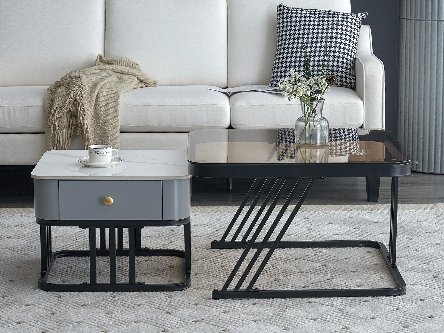 Lot de 2 tables basses gigognes - plateaux verre et motif marbre - blanc et marron