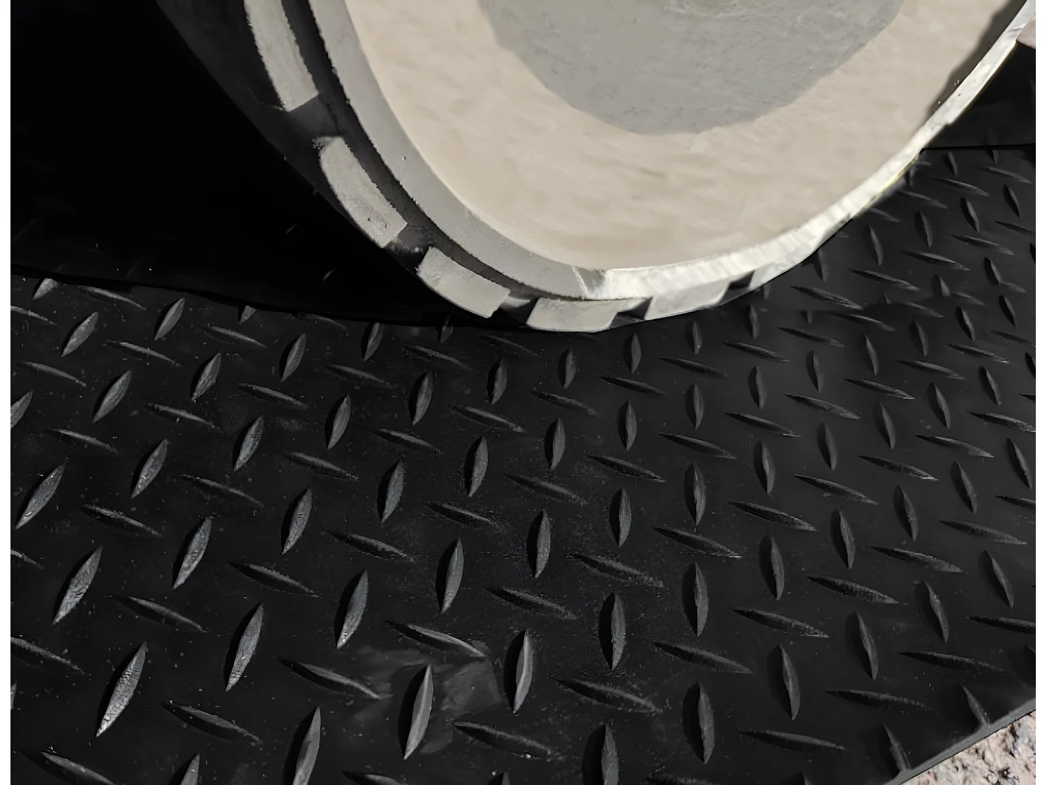 Sol PVC| Composition 100% Caoutchouc| Sol Caoutchouc| Sol Protection| Design Strié Noir| Epaisseur 1MM| Mesure 140X800CM