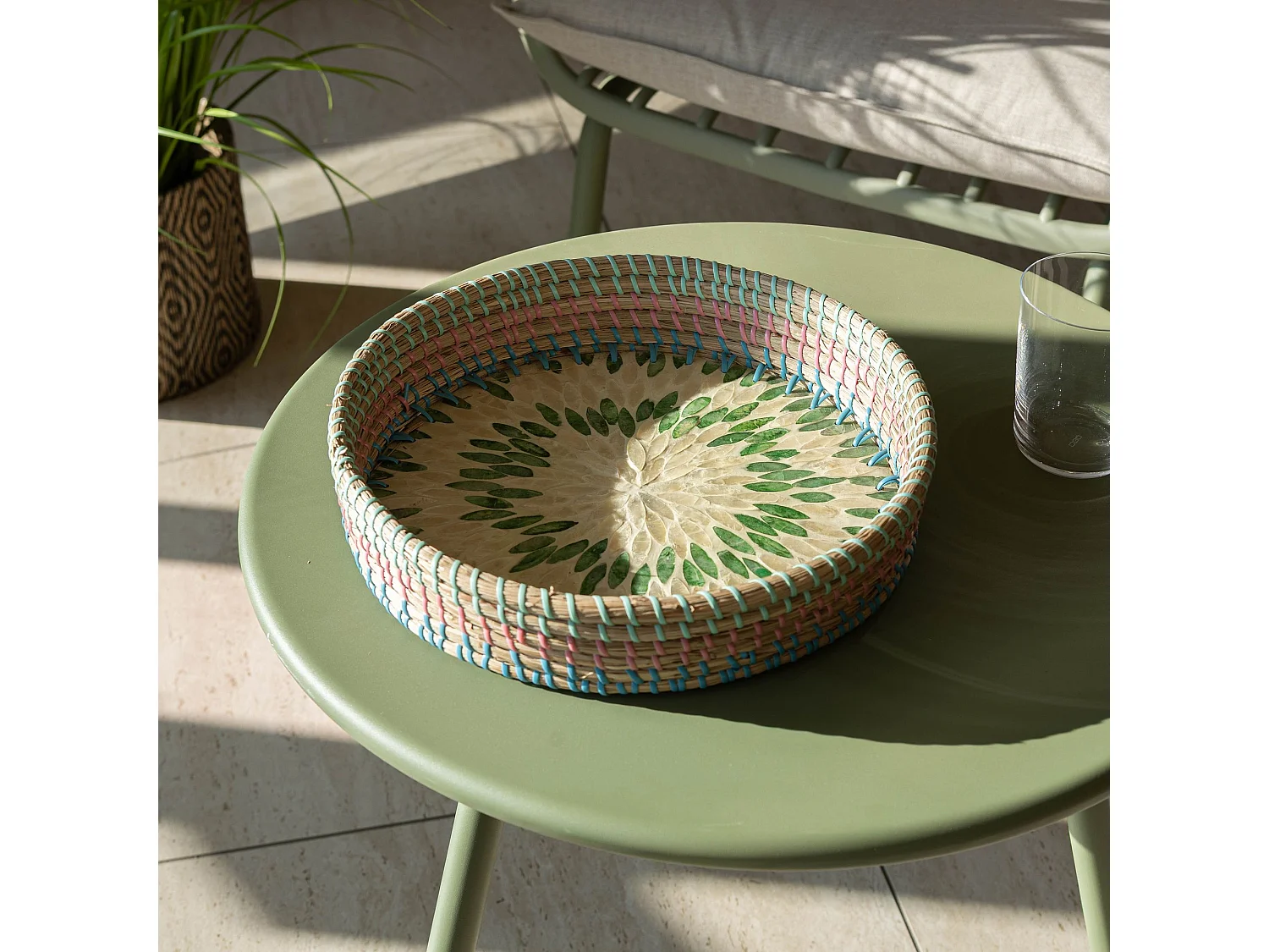 Now's Home - Plateau Rond En Jonc De Mer Et En Nacre D33xh6cm Paros