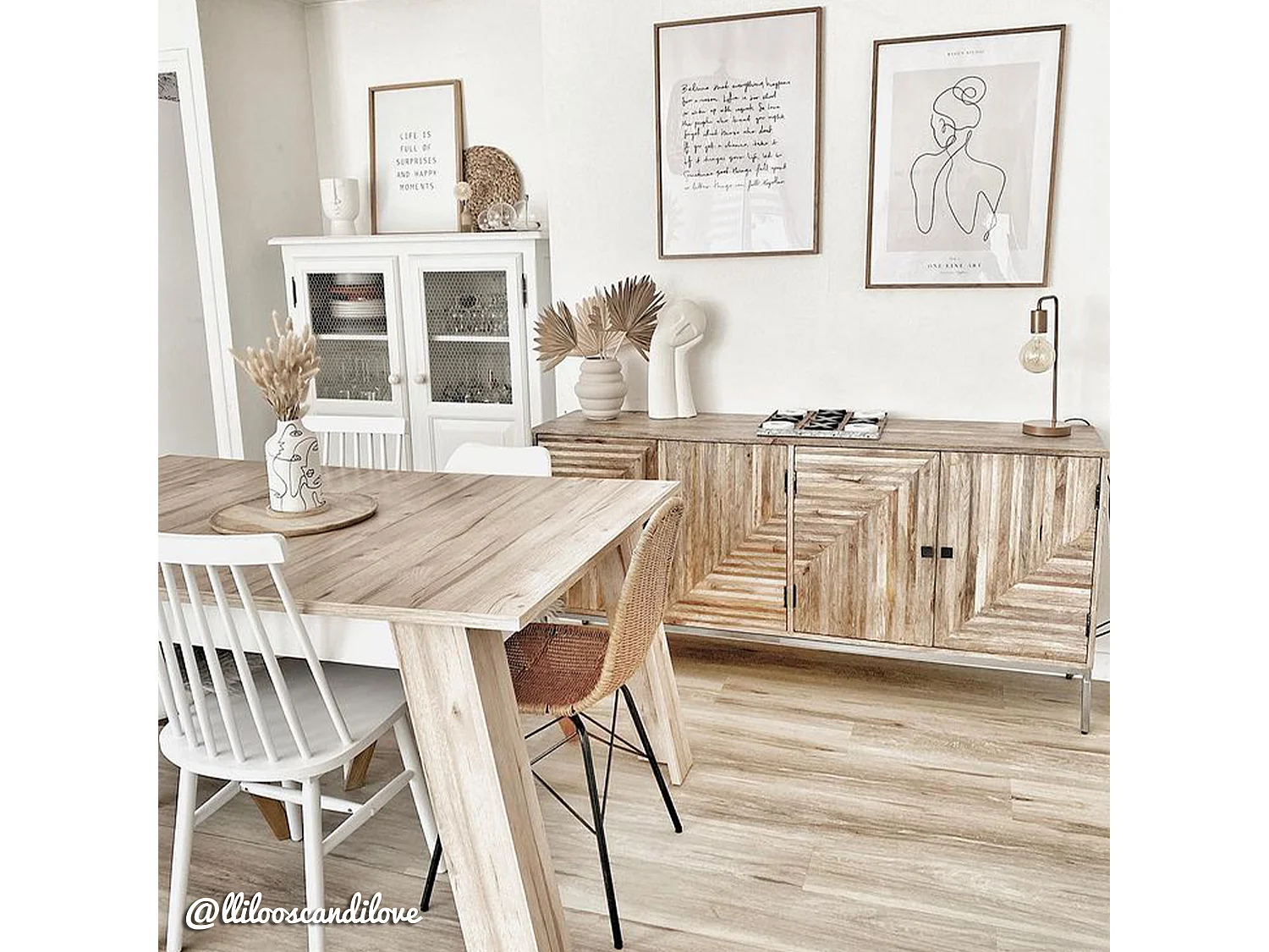 Buffet de madera de mango Paulette estilo industrial con 4 puertas y 2 estantes fijos