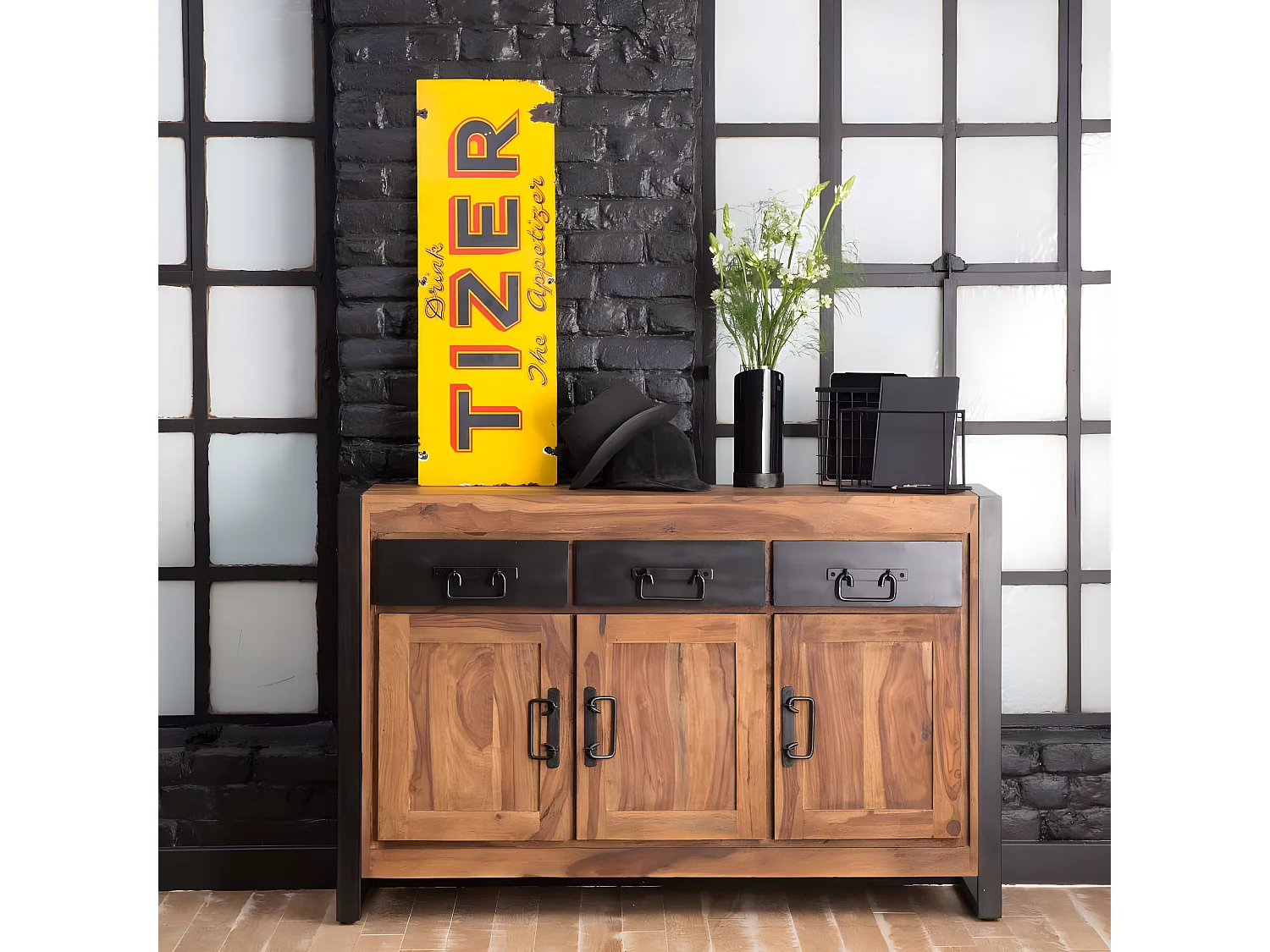 Buffet de madera de acacia estilo industrial Havana con 3 puertas y 3 cajones