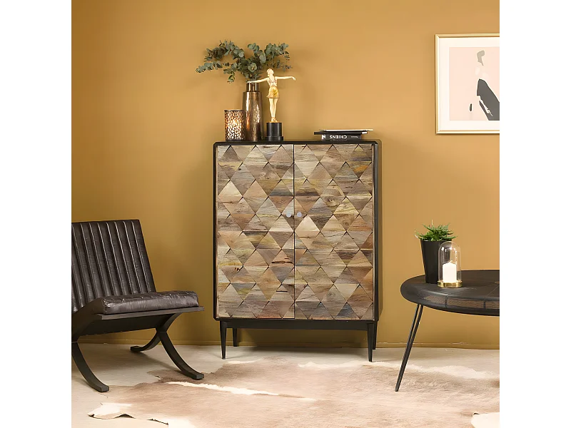 Aparador alto escandinavo de metal y madera de mango Célia, diseño original y patas aéreas