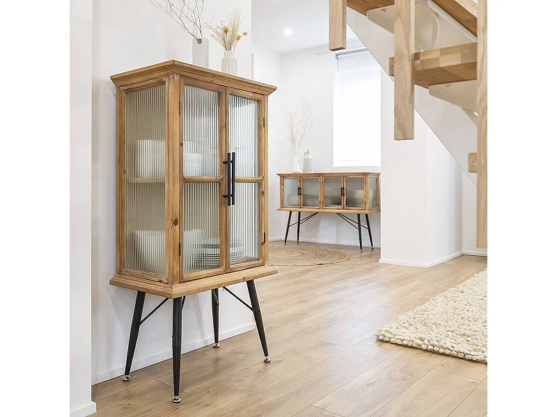Vitrina de madera de abeto y vidrio estriado de 2 puertas Nicole - Diseño vintage y almacenamiento óptimo
