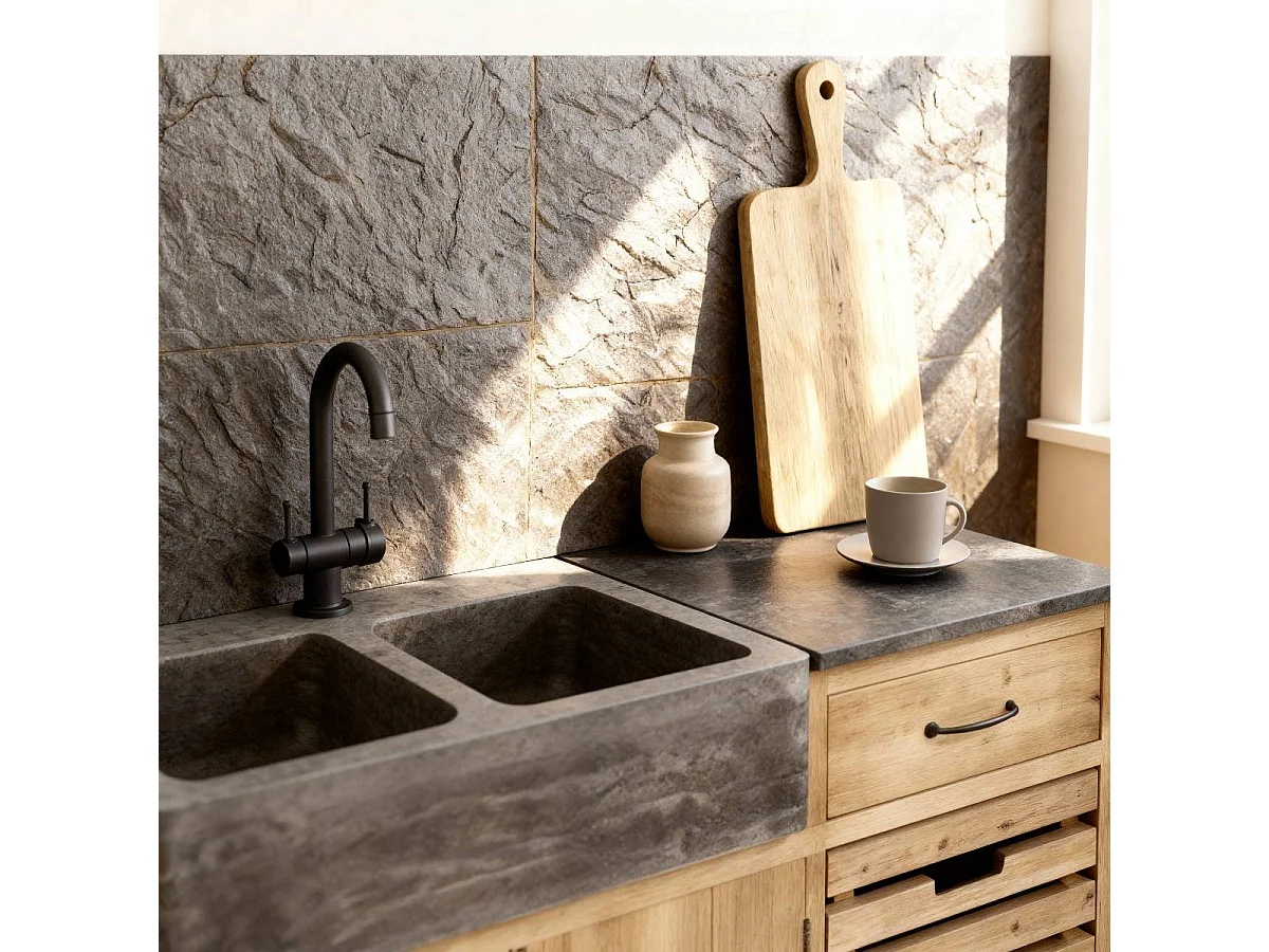 Mueble bajo de cocina de madera reciclada y piedra azul romana con doble lavabo
