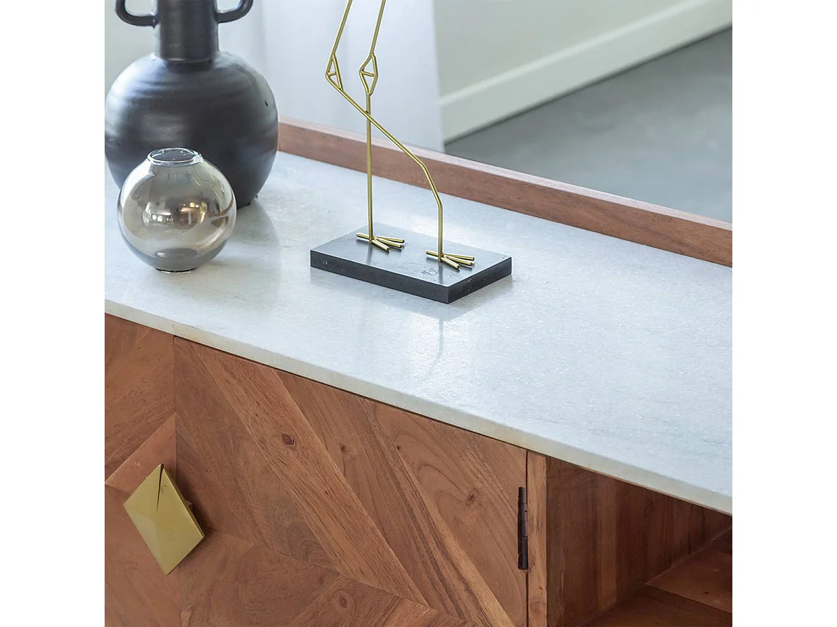 Mueble de TV de madera de acacia con encimera de mármol blanco y detalles dorados