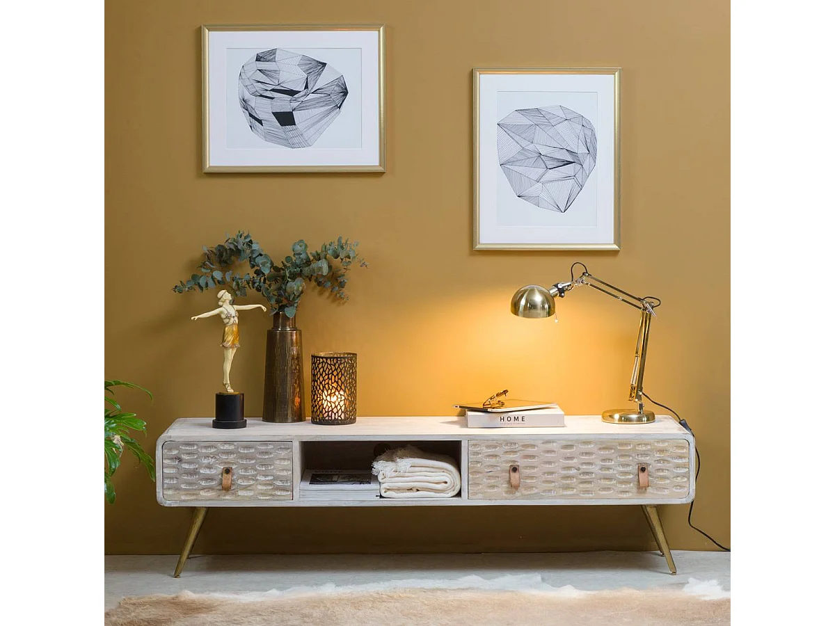 Mueble de TV de madera de mango blanqueada Rhodes con motivo original y patas doradas en forma de compás