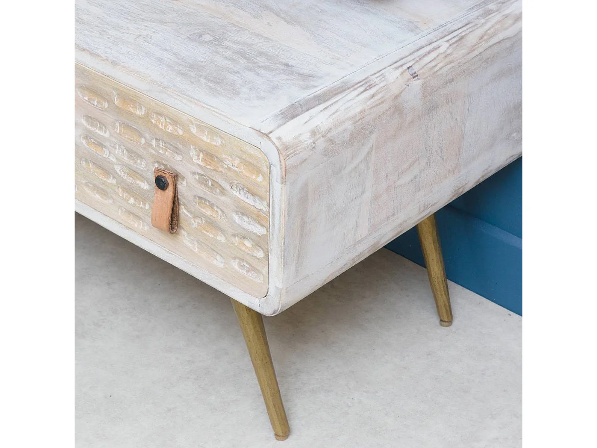 Mueble de TV de madera de mango blanqueada Rhodes con motivo original y patas doradas en forma de compás