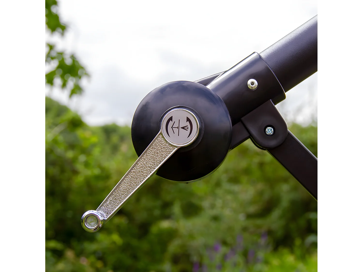 CrÃ¨me 3m LED Zweefparasol met een eenvoudige voet