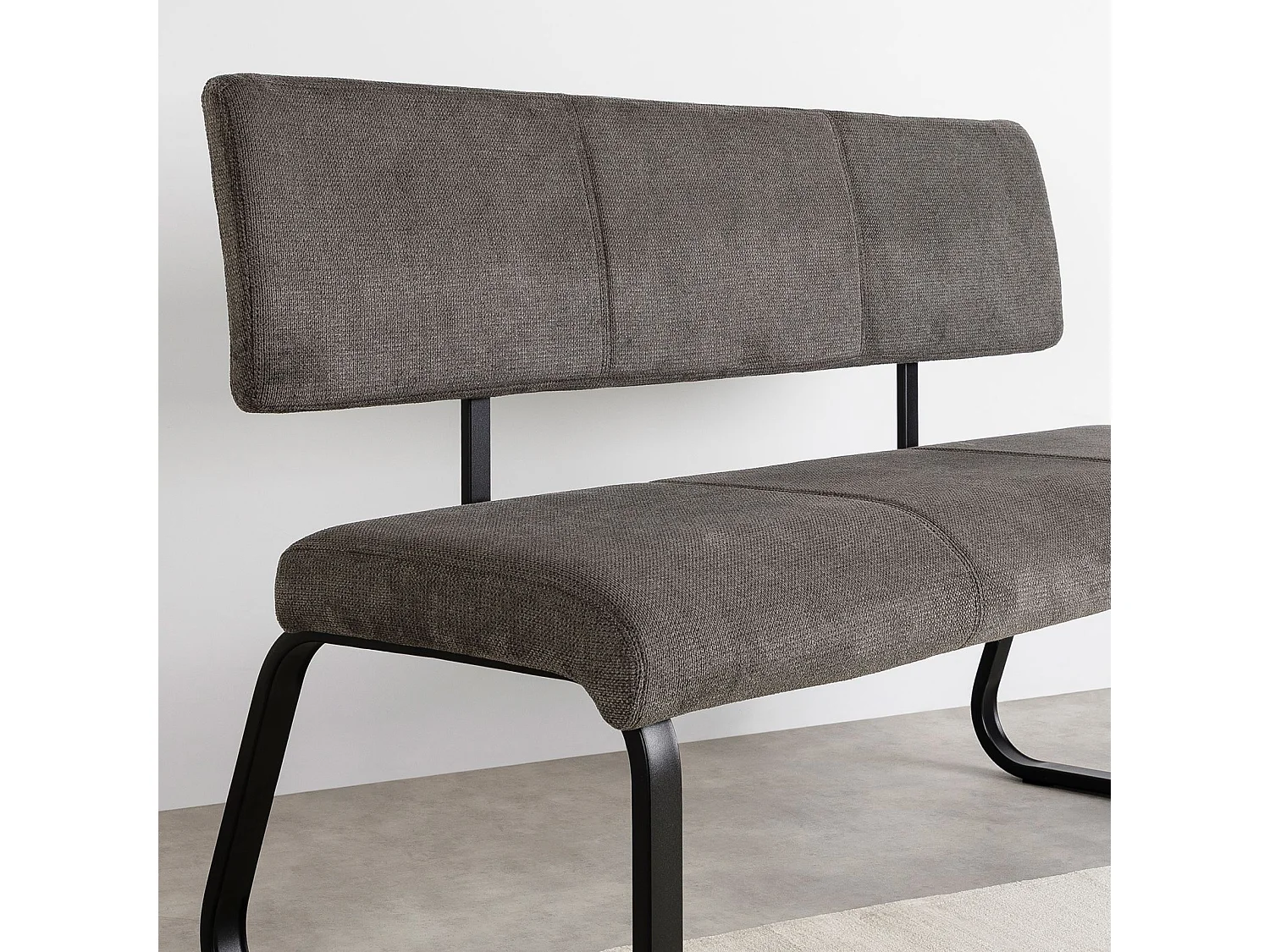 Banc design VILAS siège avec 3 places, banquettes avec dossier, revêtement en tissu gris foncé et piètement en métal noir