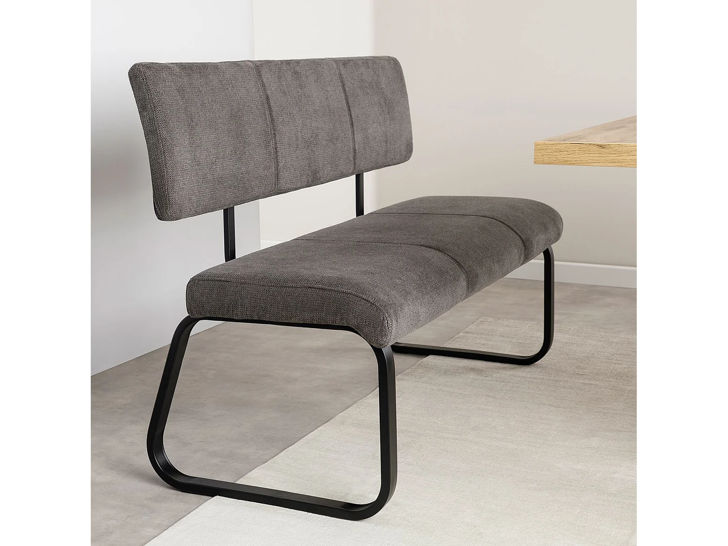 Banc design VILAS siège avec 3 places, banquettes avec dossier, revêtement en tissu gris foncé et piètement en métal noir