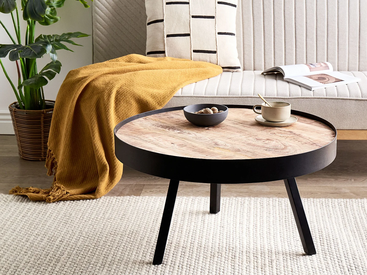 Table basse en bois clair avec pieds noirs WAKITA