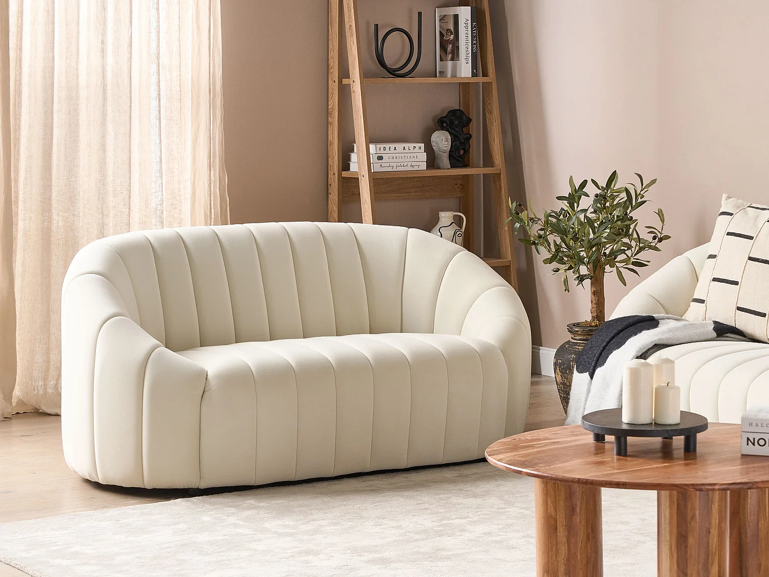 2-Sitzer Sofa Samt weiß gesteppt oval Muschelform niedrige Rückenlehne Malung
