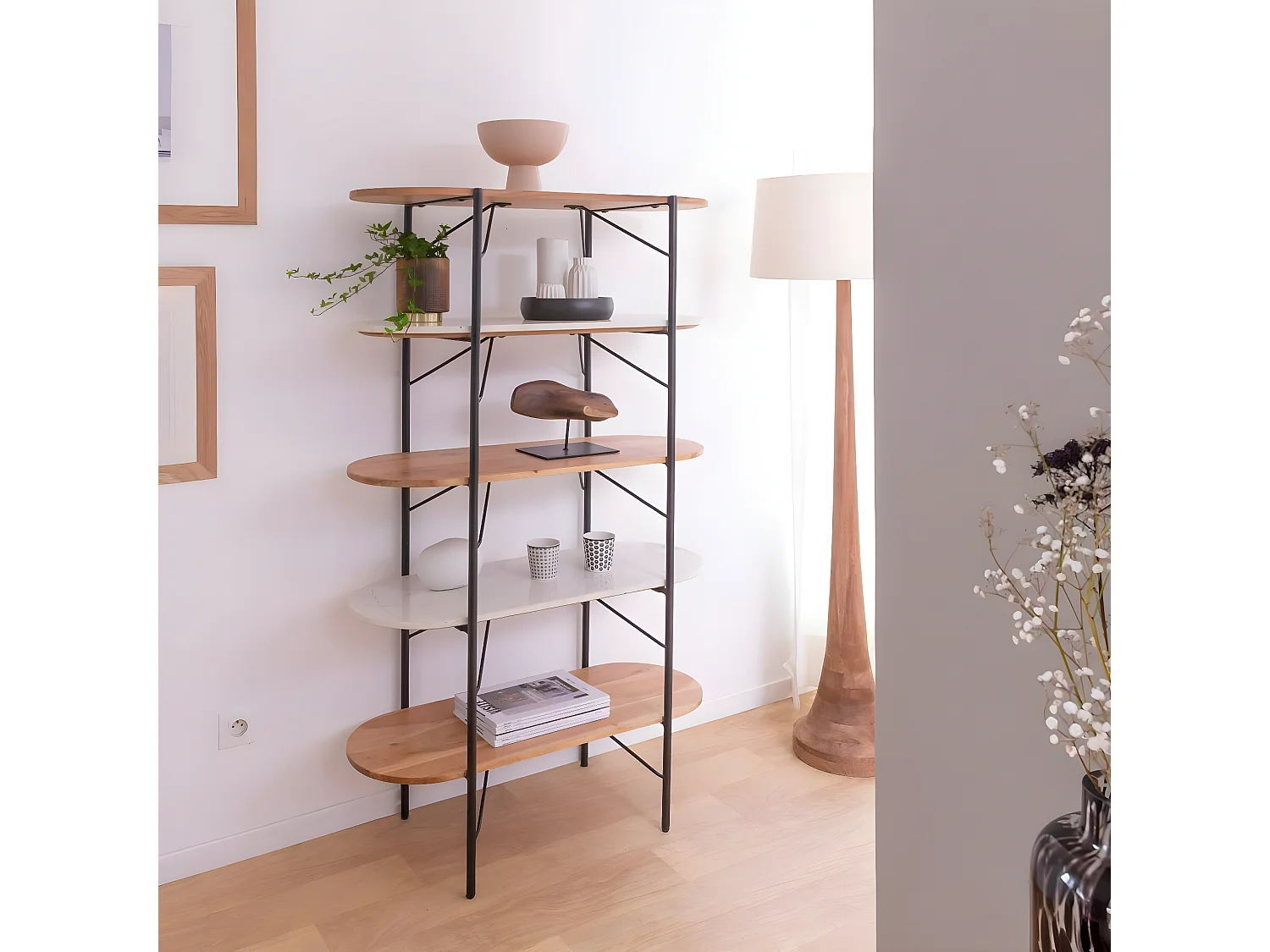 Estante de madera de acacia y mármol Scott - Chic y contemporánea con 3 estantes de madera y 2 de mármol blanco