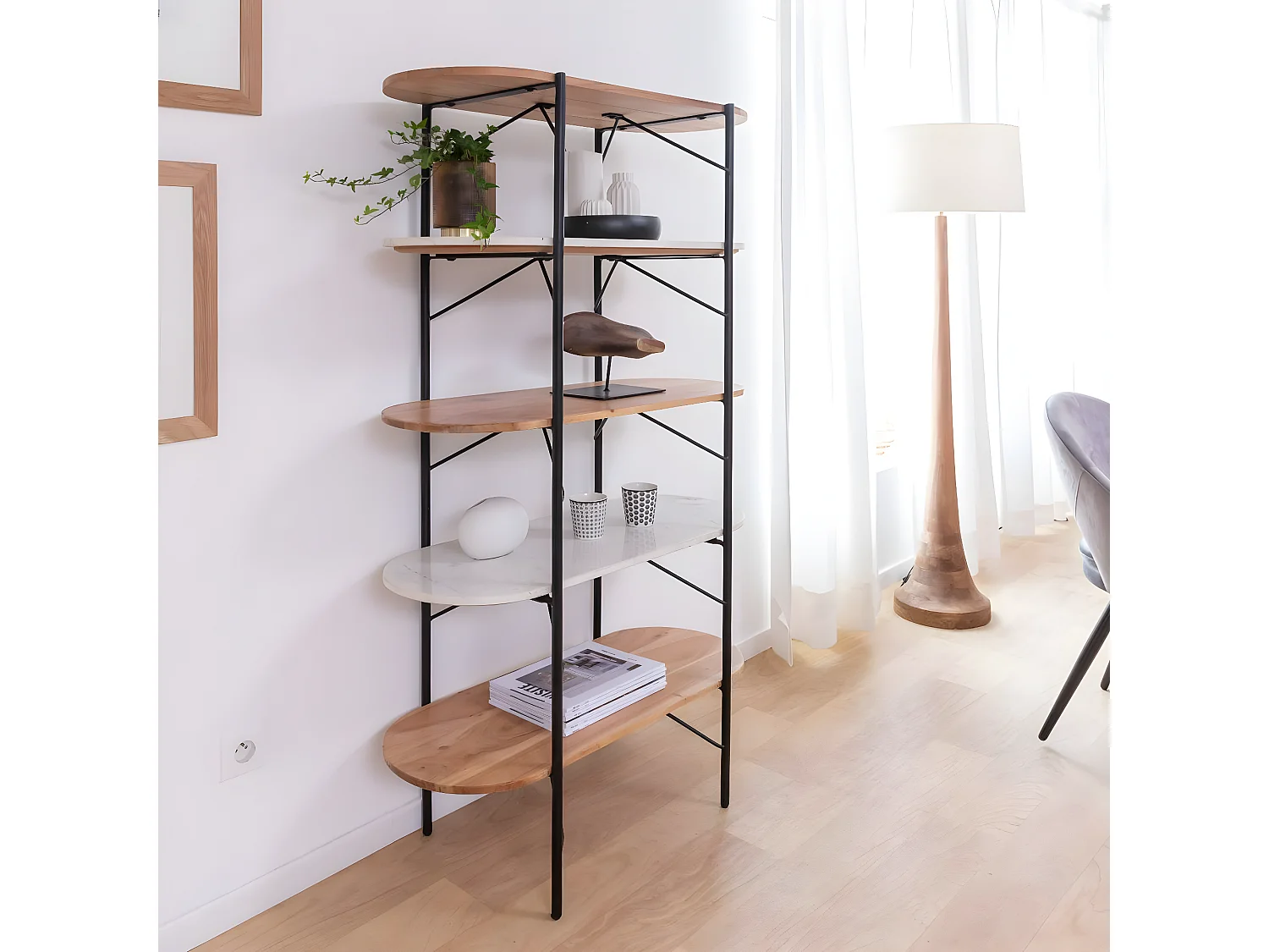 Estante de madera de acacia y mármol Scott - Chic y contemporánea con 3 estantes de madera y 2 de mármol blanco